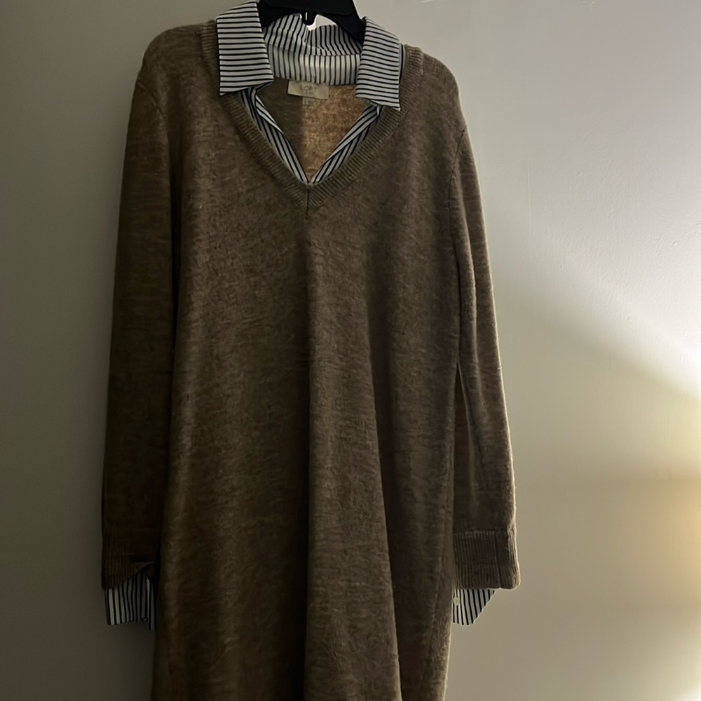 Sweater dress with collar and sleeve button down